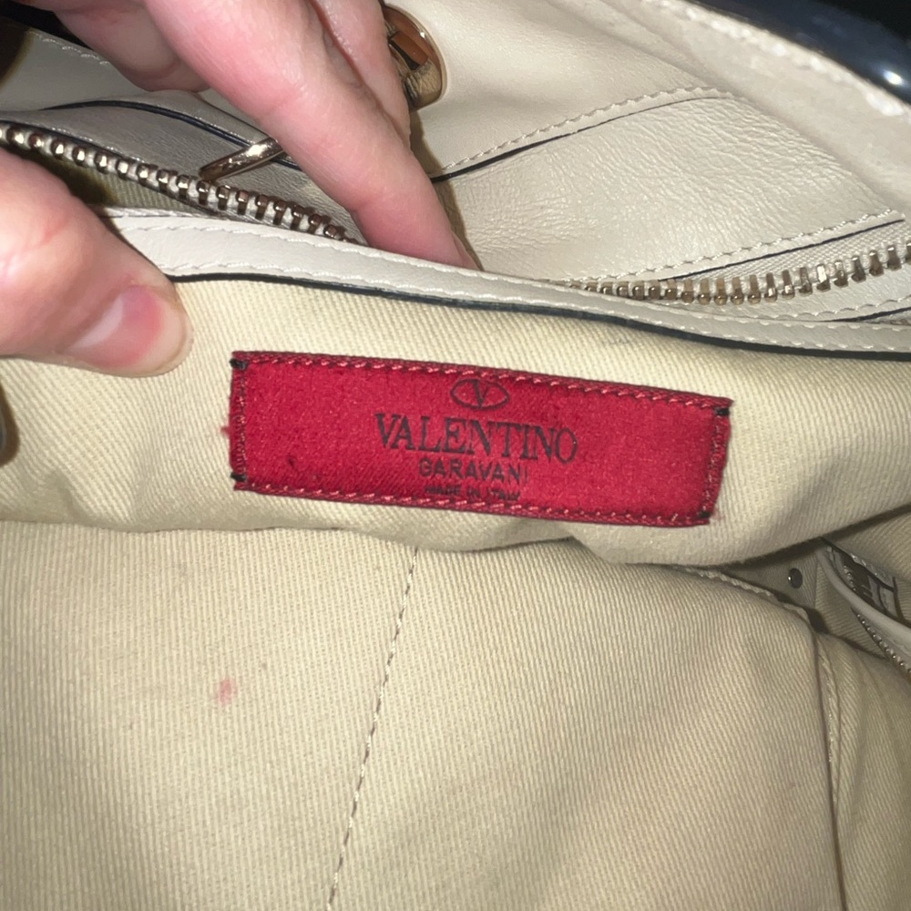 Valentino Garavani Ivory Leather Rockstud Trapeze Tote - Picture 10 of 14